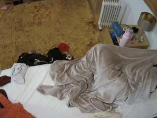 voyeurcam-julmodels-whitebed-5 webcam