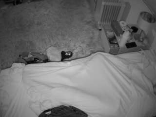 voyeurcam-julmodels-whitebed-5 webcam