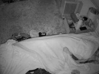 voyeurcam-julmodels-whitebed-5 webcam