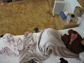 voyeurcam-julmodels-whitebed-5 webcam