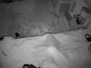 voyeurcam-julmodels-whitebed-5