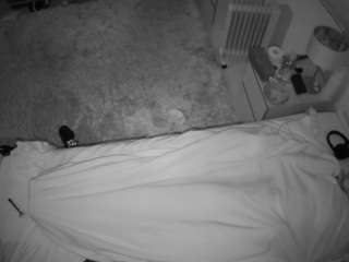 voyeurcam-julmodels-whitebed-5