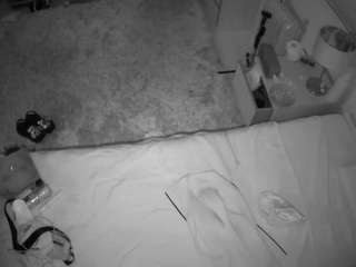 voyeurcam-julmodels-whitebed-5 webcam