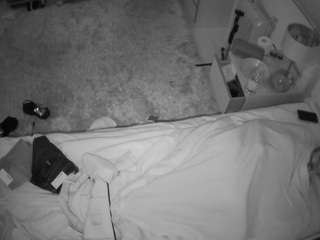 voyeurcam-julmodels-whitebed-5 webcam
