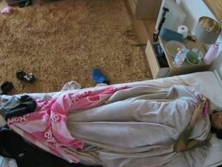 voyeurcam-julmodels-whitebed-5 webcam