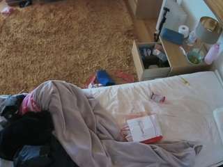 voyeurcam-julmodels-whitebed-5 webcam