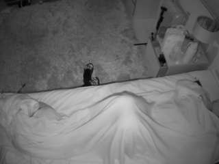 voyeurcam-julmodels-whitebed-5 webcam