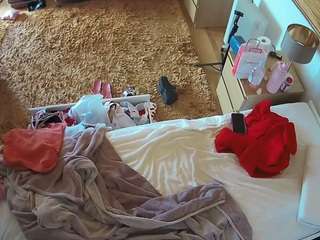 voyeurcam-julmodels-whitebed-5 webcam