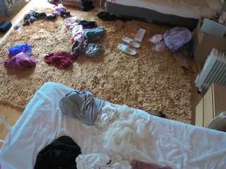 voyeurcam-julmodels-whitebed-5 webcam