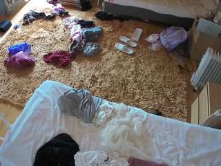 voyeurcam-julmodels-whitebed-5 webcam