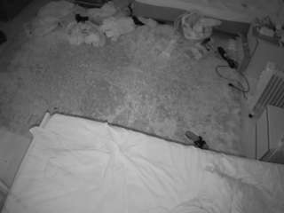 voyeurcam-julmodels-whitebed-5 webcam