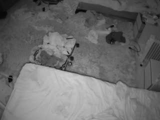 voyeurcam-julmodels-whitebed-5 webcam