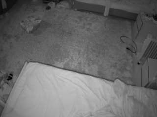 voyeurcam-julmodels-whitebed-5