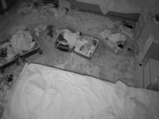 voyeurcam-julmodels-whitebed-5