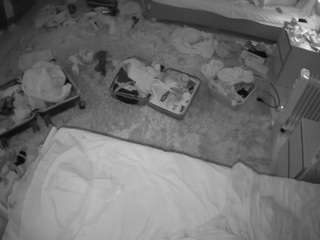 voyeurcam-julmodels-whitebed-5 webcam