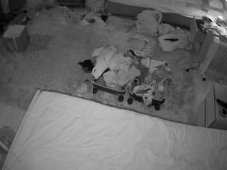 voyeurcam-julmodels-whitebed-5