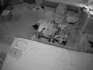 このモデルは現在ライブ中です。 voyeurcam-julmodels-whitebed-5