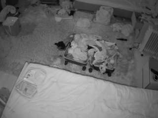 Acest model este live acum. voyeurcam-julmodels-whitebed-5