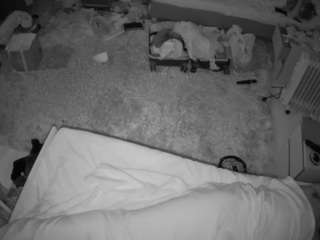 Questo modello è in diretta ora. voyeurcam-julmodels-whitebed-5