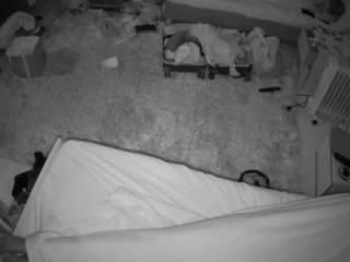 Questo modello è in diretta ora. voyeurcam-julmodels-whitebed-5