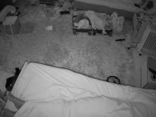 이 모델은 현재 라이브 중입니다. voyeurcam-julmodels-whitebed-5