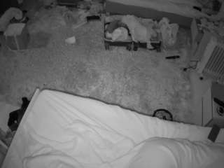 Dieses Model ist jetzt live. voyeurcam-julmodels-whitebed-5