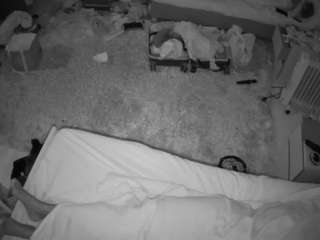 Acest model este live acum. voyeurcam-julmodels-whitebed-5