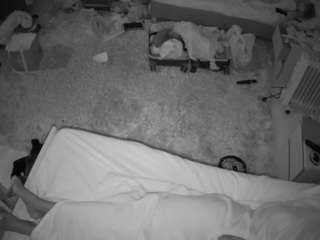 このモデルは現在ライブ中です。 voyeurcam-julmodels-whitebed-5
