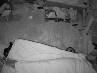 Dieses Model ist jetzt live. voyeurcam-julmodels-whitebed-5