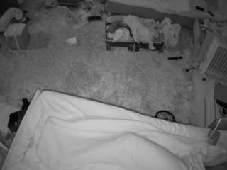 该模特正在直播。 voyeurcam-julmodels-whitebed-5