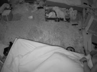 Questo modello è in diretta ora. voyeurcam-julmodels-whitebed-5