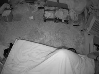 このモデルは現在ライブ中です。 voyeurcam-julmodels-whitebed-5