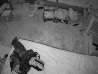 Dit model is nu live. voyeurcam-julmodels-whitebed-5