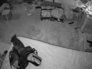 Este modelo está ao vivo agora. voyeurcam-julmodels-whitebed-5