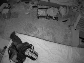 이 모델은 현재 라이브 중입니다. voyeurcam-julmodels-whitebed-5