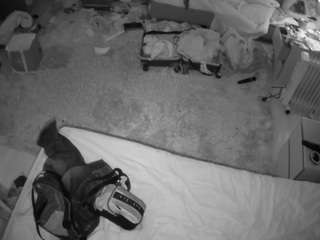 Ce modèle est en direct maintenant. voyeurcam-julmodels-whitebed-5