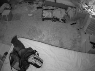 Este modelo está en vivo ahora. voyeurcam-julmodels-whitebed-5