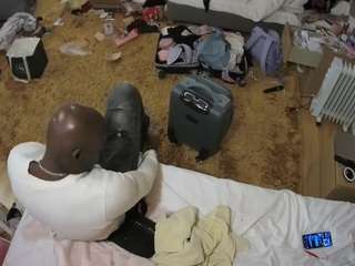 Ce modèle est en direct maintenant. voyeurcam-julmodels-whitebed-5
