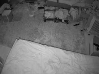 Dit model is nu live. voyeurcam-julmodels-whitebed-5