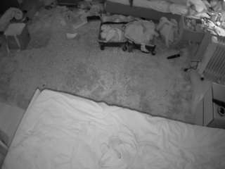 Este modelo está ao vivo agora. voyeurcam-julmodels-whitebed-5