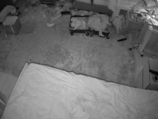 voyeurcam-julmodels-whitebed-5