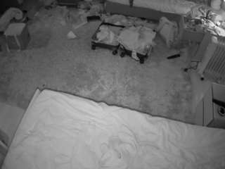 이 모델은 현재 라이브 중입니다. voyeurcam-julmodels-whitebed-5