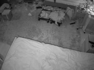 Model ini sedang live sekarang. voyeurcam-julmodels-whitebed-5