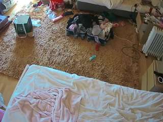 voyeurcam-julmodels-whitebed-5