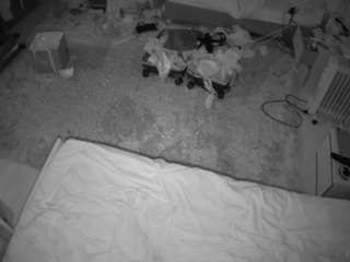 voyeurcam-julmodels-whitebed-5
