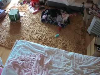 voyeurcam-julmodels-whitebed-5