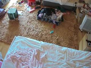 voyeurcam-julmodels-whitebed-5
