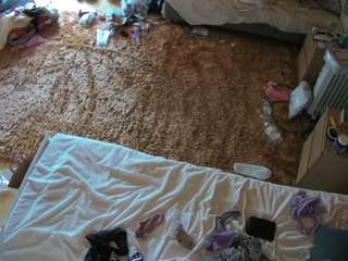 voyeurcam-julmodels-whitebed-5