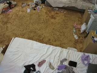 voyeurcam-julmodels-whitebed-5