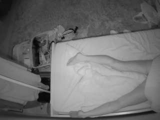 voyeurcam-julmodels-whitebed-5